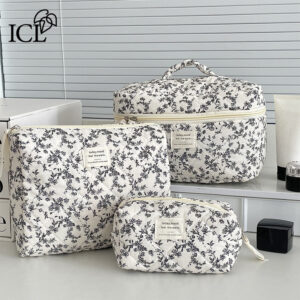 キルティング花柄ポーチ3点セットのサイズ比較。大容量バニティ、スクエア、スリム型の寸法を表記。