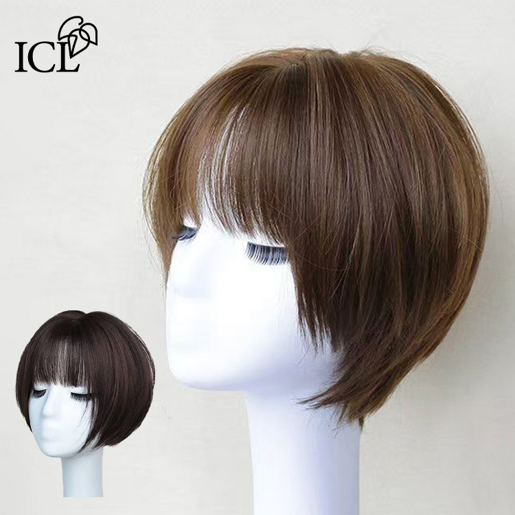 医療用ウィッグのショートボブスタイル。自然なダークブラウンの髪色で、ふんわりとしたボリュームがあり小顔に見えるように設計されています。分け目自由で地肌がリアルに見えるつくりです。