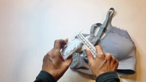 簡単に胸パッドを自作して自分の乳房パッドサイズを知る方法　自作パッドの厚みをノギスで測る