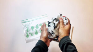 簡単に胸パッドを自作して自分の乳房パッドサイズを知る方法　作り方1 ハンカチを丸める