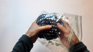 簡単に胸パッドを自作して自分の乳房パッドサイズを知る方法　作り方2　丸めたハンカチを密封袋に入れる