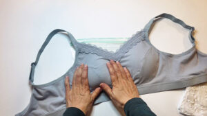 簡単に胸パッドを自作して自分の乳房パッドサイズを知る方法　自作パッドをブラジャーに合わせてサイズを確かめる