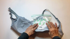 簡単に胸パッドを自作して自分の乳房パッドサイズを知る方法　完成した自作パッドをブラジャーに合わせる