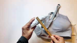 簡単に胸パッドを自作して自分の乳房パッドサイズを知る方法　自作パッドの厚みを定規で測る