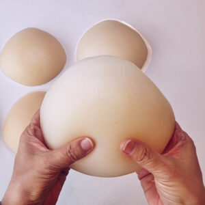 乳がん術後用のシリコン製乳房パッドの写真