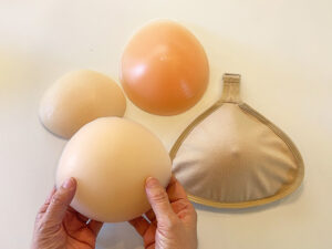 乳がん術後用シリコン製乳房パッドの比較