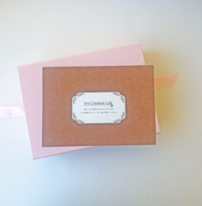 オーダーメイド人工乳房エピテーゼと乳房パッドの納品パッケージと保証書の写真