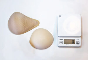 乳がん用乳房パッドの重さを比較 ウレタンスポンジパッド、シリコンパッドを測りで計測