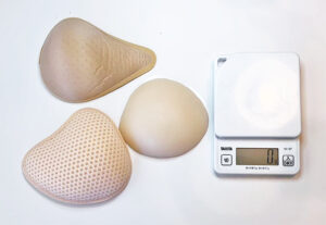 乳がん用乳房パッドの重さを比較 ウレタンスポンジパッド、シリコンビーズパッド、シリコンパッドを測りで計測