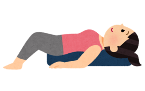 ストレッチポールに背骨を当てて胸を開き、ストレッチをする女性のイラスト