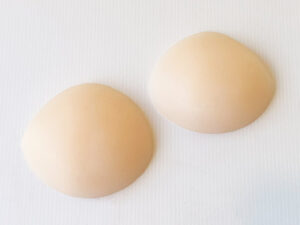 乳がん経験者のためのシリコン製乳房パッド　肌に貼りつけて使う粘着式